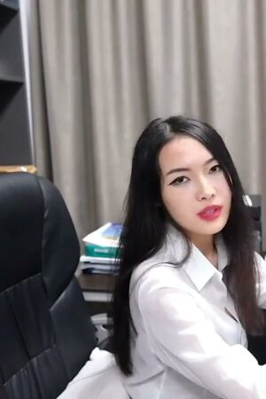 Va chạm cuồng nhiệt: Tình một đêm với sếp nữ đối lập