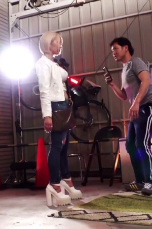 Cưỡi mô tô, cô nàng ngực khủng dồn dập chinh phục chàng trai